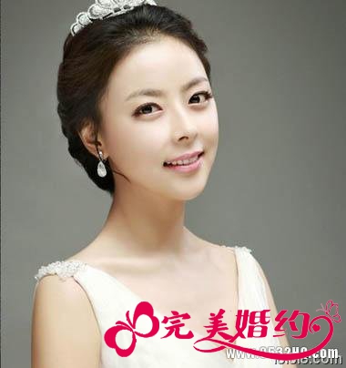 搭配皇冠的韩式新娘发型2