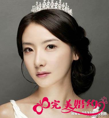 搭配皇冠的韩式新娘发型3
