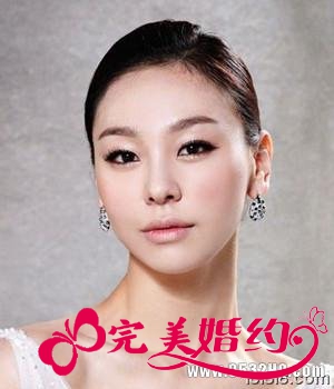 流行美新娘发型2：简约盘发