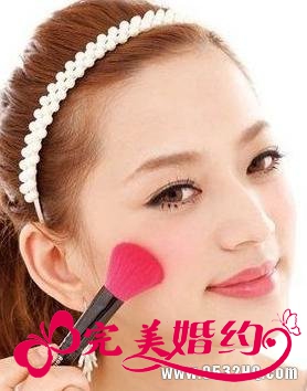 圆形腮红怎么打 简单4步打造粉嫩减龄妆