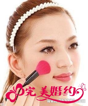 圆形腮红怎么打 简单4步打造粉嫩减龄妆