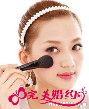 圆形腮红怎么打 简单4步打造粉嫩减龄妆