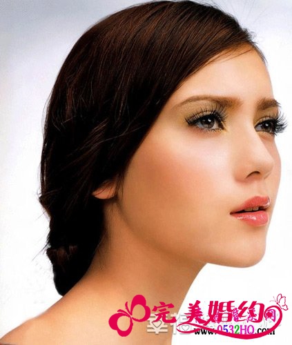 户外婚礼的炫彩靓丽新娘妆