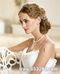 欧美风最流行的新娘发型三:卷曲的贴片发髻