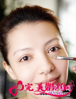 让眼部周围亮起来