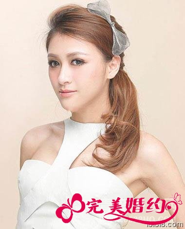 马尾扎法中式新娘发型1