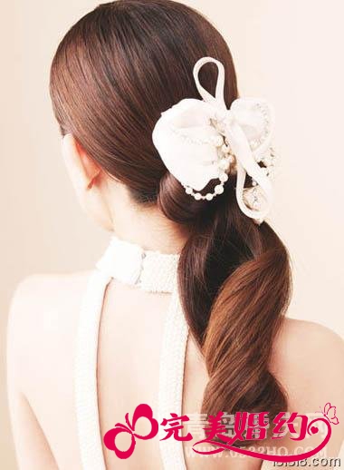 马尾扎法中式新娘发型2