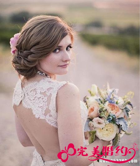 甜美新娘发型 装扮出婚礼现场气质新娘