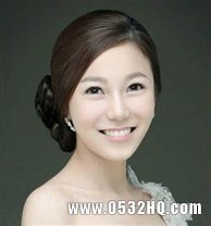韩国新娘发型图片3：偏分复古盘发