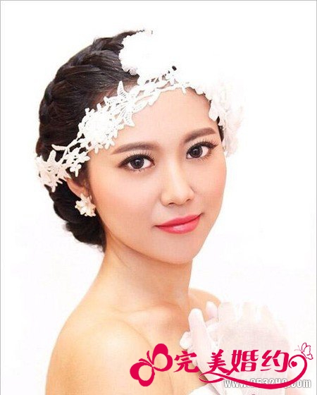 简约盘发搭配白色头饰 演绎纯情味道
