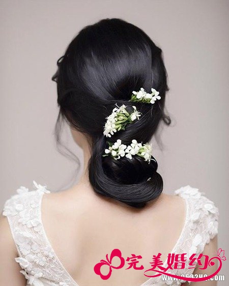 浪漫典雅又芬芳的鲜花装饰新娘造型