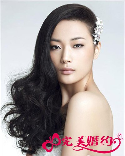 浪漫长发新娘造型 展现女性自信姿态