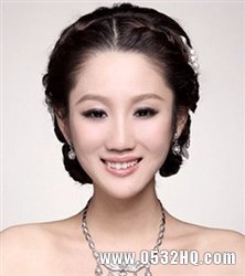 韩式新娘发型图解1：中分盘发