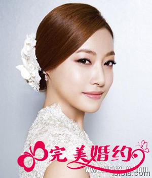时尚新娘发型图片3：大花发饰扎发