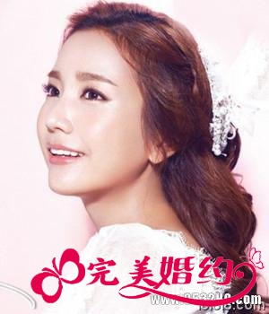 时尚新娘发型图片4：长卷发扎发