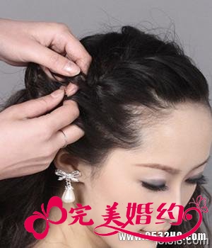 韩式新娘盘发步骤1：