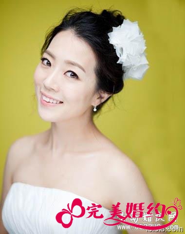 长发新娘结婚当天新娘造型2