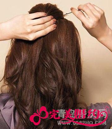 三步打造温柔妩媚的新娘卷发造型2