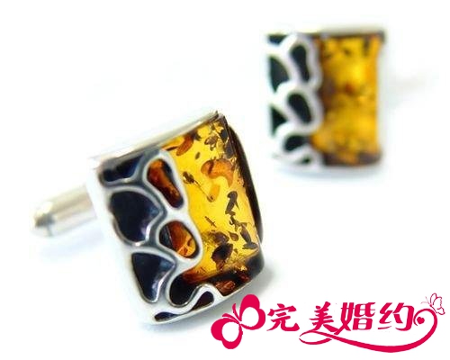 金属花边装饰包裹琥珀耳钉