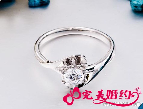 如何根据衣服色调选择K金首饰