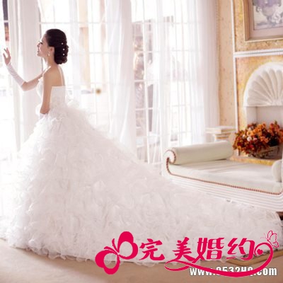 两种常见婚纱款式如何搭配钻石戒指