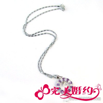 不同款式的长项链与领口的搭配技巧