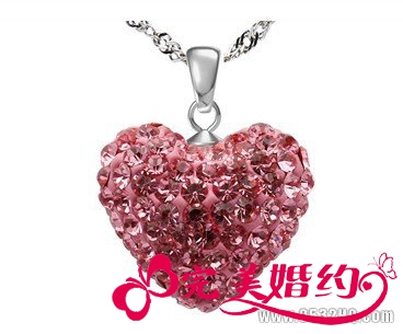 石榴石吊坠适合哪些人群佩戴?