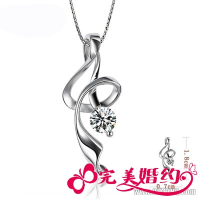 精致钻石项链流转在颈间的风情