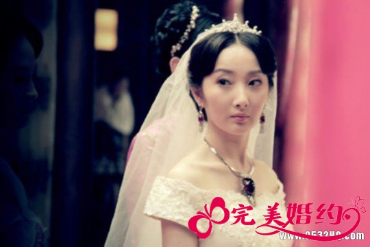 时尚女性钻饰与服饰的穿戴技巧