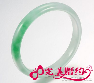 翡翠手镯挑选需符合年龄与气质